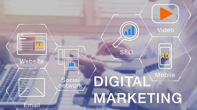 Digital Marketing Manager, der Kommunikationskampagnen für soziale Netzwerke, Websites, mobile und E-Mail-Werbung mit SEO- und PPC-Strategien entwickelt und umsetzt.